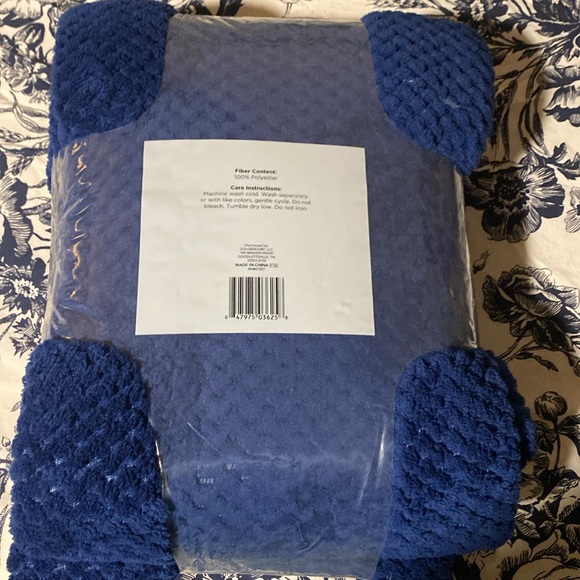 cozy blanket new in packaging - Picture 2 of 2